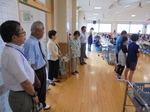 学校評議委員会　児童の給食見学